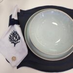 GUARDANAPO BRANCO BORDADO CORAL AZUL - Imagem 2